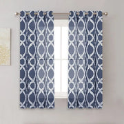 rideau semi transparent bleu marine blanc motifs géométriques arabesques øllets tringle moderne decoration