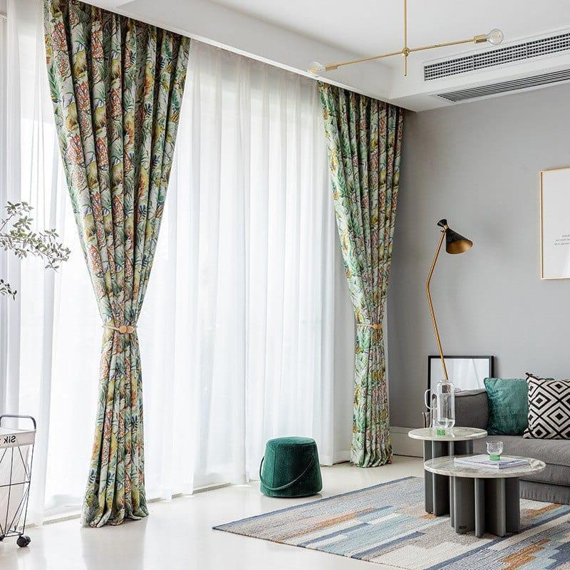Rideaux élégants avec motif floral, parfaits pour ajouter une touche de sophistication à votre salon moderne. Ces rideaux longs apportent lumière et élégance, harmonisant aisément avec la décoration intérieure contemporaine grâce à leur design coloré. Accessoires décoratifs idéaux pour embellir vos grandes fenêtres tout en préservant votre intimité.