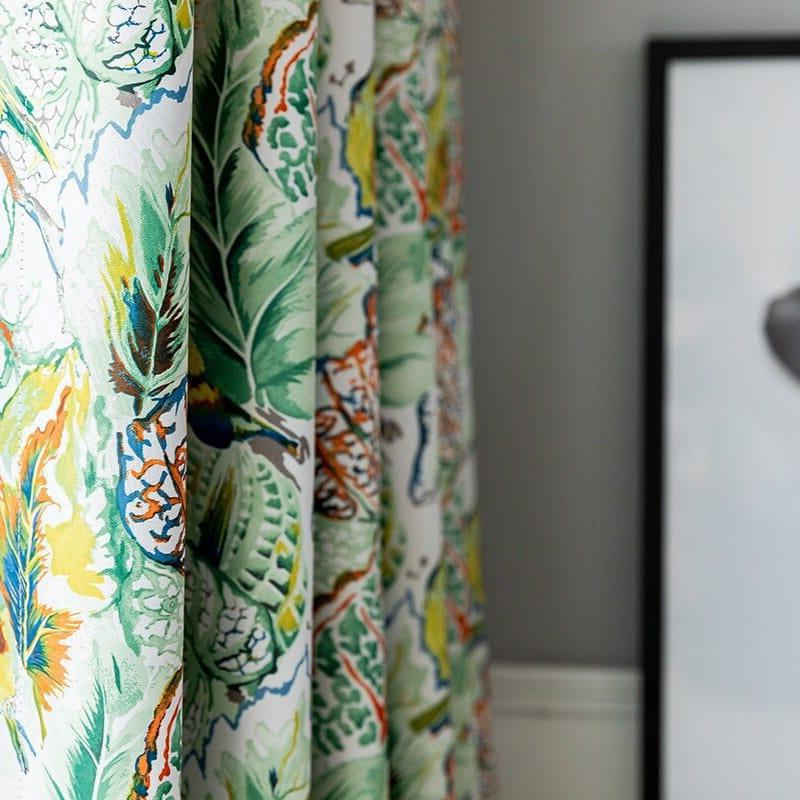 Rideau coloré avec motifs floraux et feuillages verts, idéal pour ajouter une touche de vivacité et de nature à votre intérieur. Design moderne et élégant, parfait pour les salons ou chambres. Élément de décoration qui transforme votre espace de vie en un lieu accueillant et chaleureux. Facile à assortir avec divers styles de décoration, il apporte une ambiance rafraîchissante et naturelle.