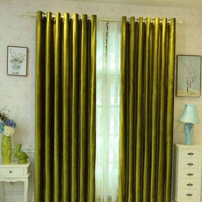 Rideaux élégants verts pour salon, ajout esthétique aux fenêtres, offrant une ambiance accueillante et chaleureuse. Conception moderne, idéaux pour la décoration intérieure, compatibilité avec divers styles de mobilier. Solution pratique pour filtrer la lumière et préserver l'intimité. Parfaits pour rehausser l'aspect visuel de votre espace de vie.