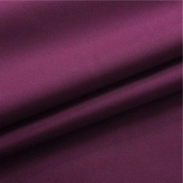 Tissu violet profond pour couture et décoration, idéal pour créer des vêtements élégants ou des éléments de design intérieur. Parfait pour ajouter une touche de couleur et de sophistication à vos projets créatifs.