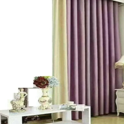 Rideaux élégants en couleurs lilas et crème pour un salon moderne. Décoration intérieure chic avec une table blanche ornée d'un vase fleuri et d'une lampe sophistiquée. Solution idéale pour ajouter une touche de chaleur et de style à votre pièce.