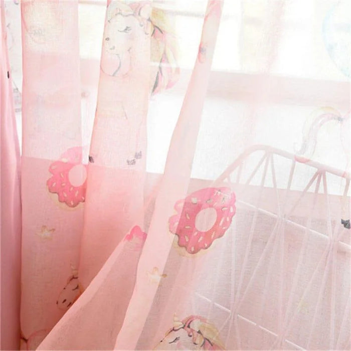 Rideaux roses pour chambre d'enfant avec motifs de licornes et donuts, parfaits pour ajouter une touche ludique et colorée à la décoration intérieure. Idéal pour créer une ambiance joyeuse et invitante dans la chambre des petits.