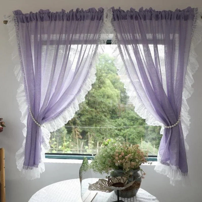 Rideaux décoratifs violets à franges blanches, élégamment attachés avec une corde ornée de perles. Ces rideaux apportent une touche de charme romantique à votre intérieur tout en laissant passer la lumière. Parfaits pour une ambiance apaisante dans un salon ou une chambre avec vue sur un jardin verdoyant.