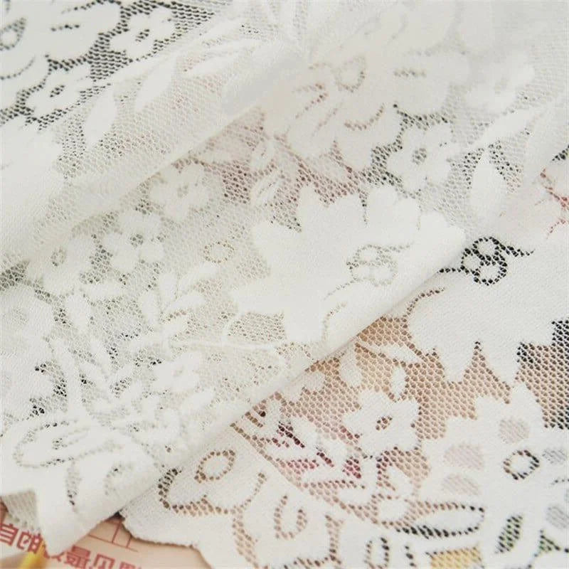 Image montrant un tissu délicat avec des motifs floraux élégants, idéal pour la confection de vêtements de cérémonie ou la décoration intérieure. Design raffiné et sophistiqué apportant une touche chic à tout projet créatif. Parfait pour les amateurs de couture et de design à la recherche d'un style romantique et intemporel.