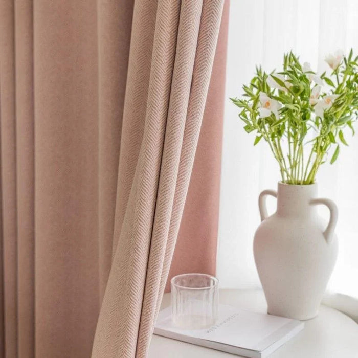 Rideau élégant de couleur rose pastel encadrant une fenêtre lumineuse, apportant une touche de douceur et de modernité à votre intérieur. Parfait pour embellir le salon ou la chambre, ce rideau ajoute une ambiance chaleureuse et accueillante. À côté, un vase contient des fleurs délicates, renforçant l'esthétique harmonieuse de la pièce.