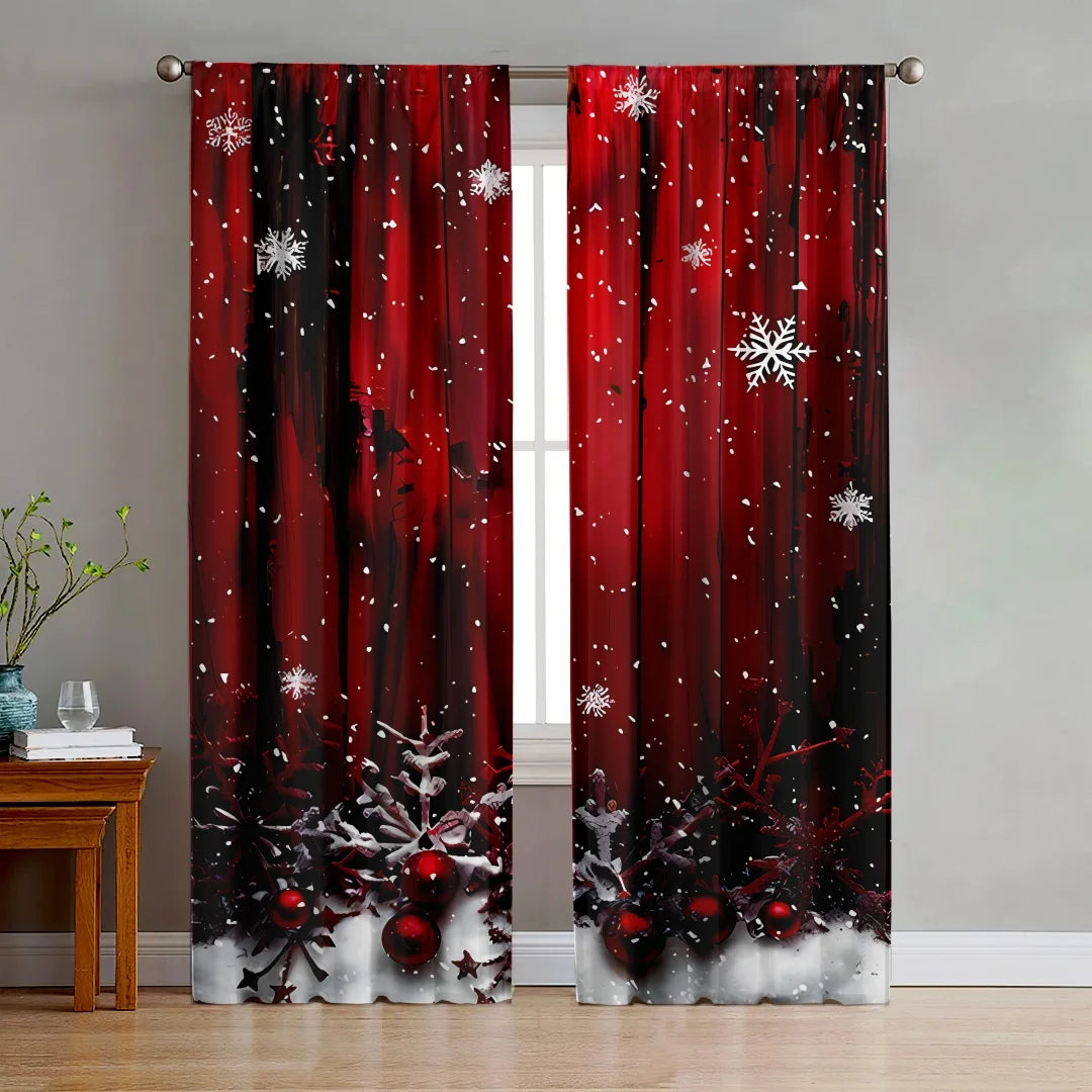 Rideaux rouges de Noël décorés de flocons de neige blancs, de boules rouges et de branches enneigées, installés sur une tringle au-dessus d'une fenêtre, ambiance festive chaleureuse.