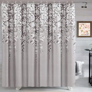 rideau douche angle gris blanc motifs floraux délicats tringle anneaux métalliques decoration florale
