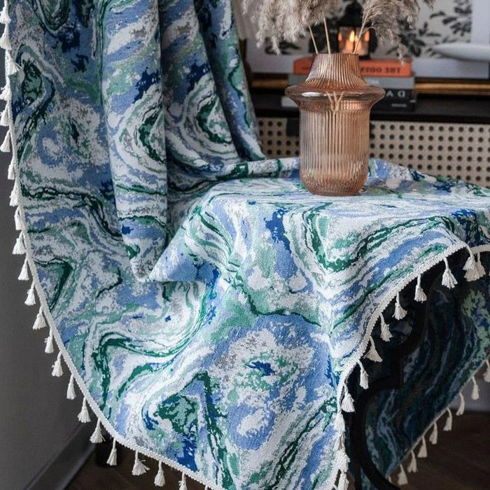 Plaid décoratif à motifs marbrés bleu et vert, idéal pour agrémenter votre intérieur avec une touche artistique. Ce plaid est parfait pour apporter élégance et modernité à votre salon ou chambre à coucher. Il se marie aisément avec différents styles de décoration, ajoutant une ambiance apaisante et contemporaine à votre espace. Avec ses franges délicates, ce plaid est à la fois fonctionnel et esthétique.