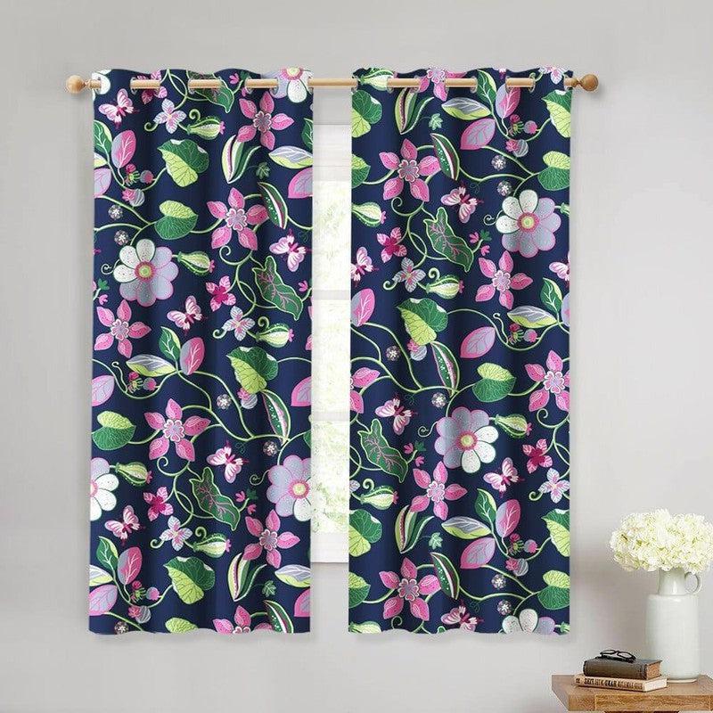 Rideaux élégants à motif floral coloré sur fond bleu, parfaits pour apporter une touche de fraîcheur et de nature à votre salon ou chambre. Ces rideaux sont conçus pour transformer l'ambiance de votre intérieur avec des fleurs vibrantes et des feuilles vertes, créant ainsi une décoration harmonieuse et chaleureuse.