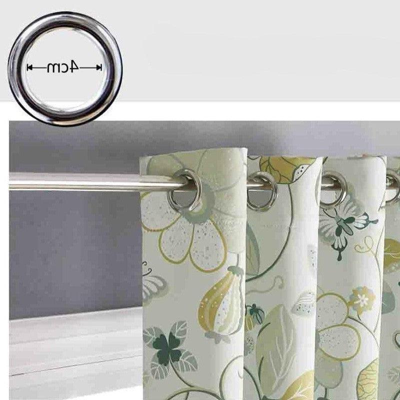 Rideau moderne avec œillets métalliques, motif floral vert et jaune, s'adapte parfaitement pour une décoration intérieure tendance, idéal pour apporter une touche élégante et naturelle à votre salon ou chambre. Longueur personnalisable pour répondre à vos besoins spécifiques.