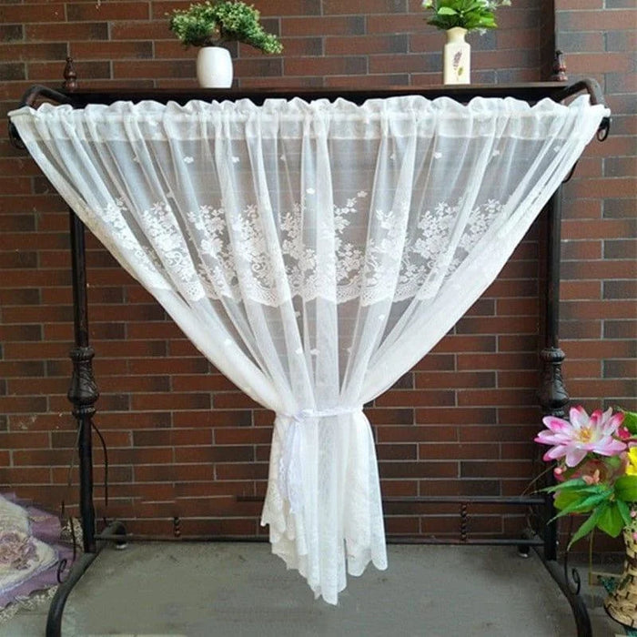 Rideau décoratif blanc avec motif floral, idéal pour embellir votre intérieur. Ce modèle élégant apportera une touche de raffinement à votre pièce. Installation facile sur tringle, parfait pour salon ou chambre. Accessoire de décoration lumineux et chic.