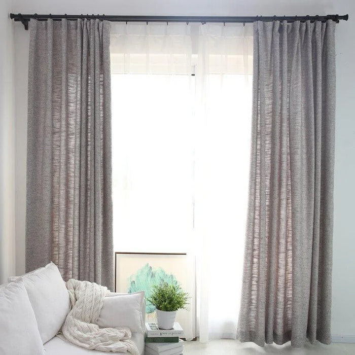Rideaux élégants gris clair pour salon moderne, apportant luminosité et style à votre intérieur. Ideal pour filtrer la lumière tout en préservant l'intimité. Accessoire déco incontournable pour un espace de vie contemporain et accueillant.