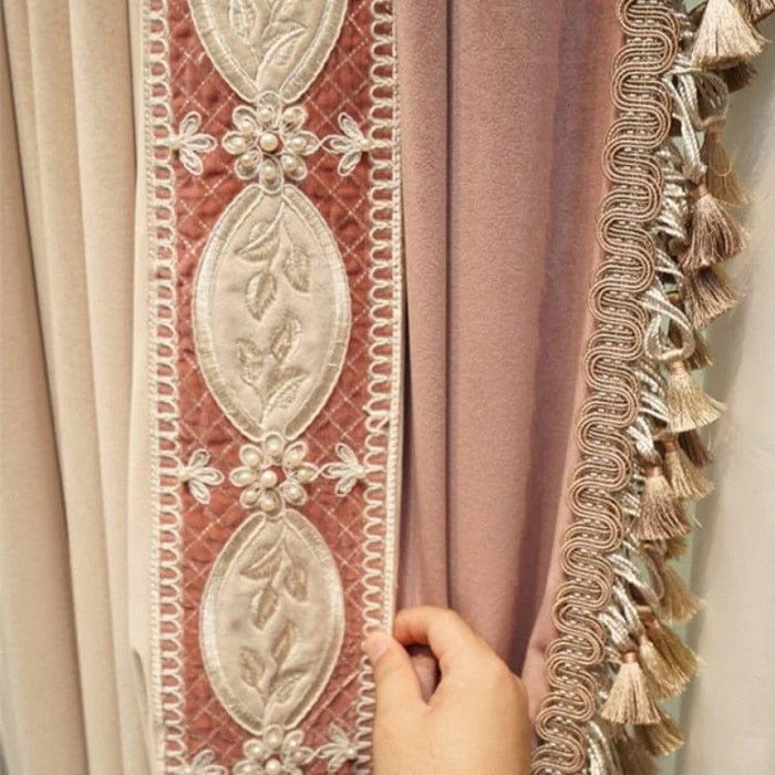 Rideau élégant en tissu beige et rose avec bordure brodée florale et perles. Décoration frangée sophistiquée sur le côté, idéale pour ajouter une touche de luxe à votre salon ou chambre. Accessoire parfait pour un intérieur raffiné et moderne.