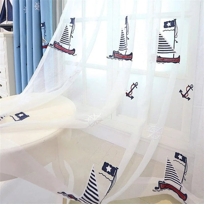 Voilage décoratif motif marin avec bateaux et ancres, idéal pour chambre d'enfant ou salon, ajoutant une touche nautique et lumineuse à votre intérieur. Rideau transparent élégant pour embellir vos fenêtres avec style et originalité. Accessoire de décoration parfait pour une ambiance marine et apaisante.