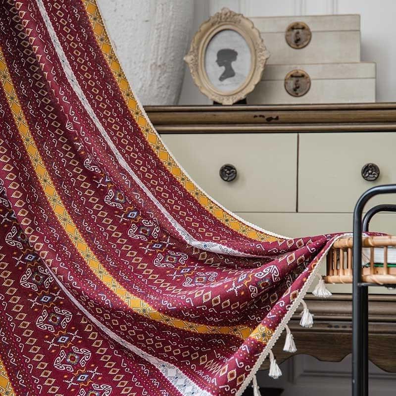 Élégant plaid décoratif aux motifs ethniques rouges et jaunes, idéal pour rehausser le style de votre intérieur. Accessoire parfait pour apporter une touche chaleureuse à votre salon ou chambre à coucher. Convient à tout type de décoration grâce à son design unique et coloré.