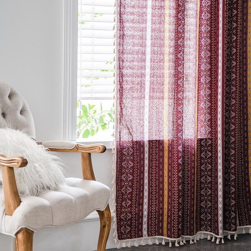 Rideau décoratif rouge et jaune à motifs géométriques placé dans un salon élégant, apportant une touche chaleureuse et colorée. Idéal pour un aménagement intérieur harmonieux et moderne, ce rideau permet de filtrer délicatement la lumière tout en ajoutant du caractère et du style à votre pièce. Parfait pour créer une ambiance cosy et accueillante.