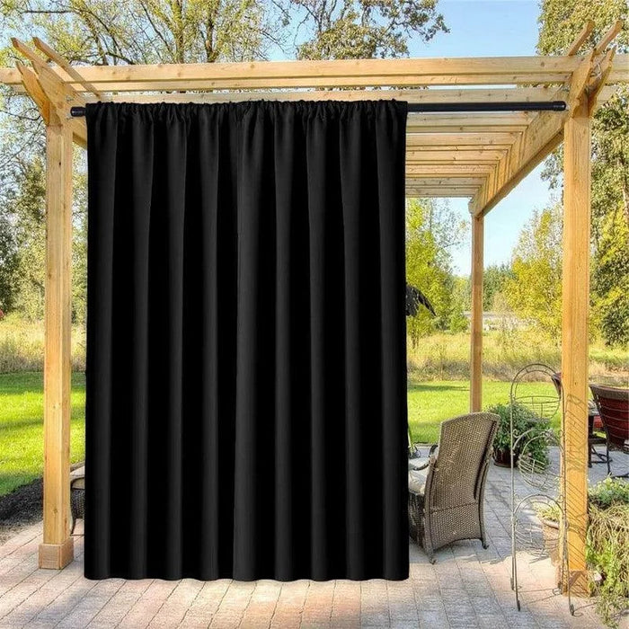 Rideau d'extérieur noir suspendu sous une pergola en bois, parfait pour créer un espace intime dans le jardin. Cet élégant rideau offre une touche de sophistication tout en améliorant l'intimité de votre terrasse ou patio. Idéal pour les décorations d'extérieur modernes et les espaces de détente en plein air.