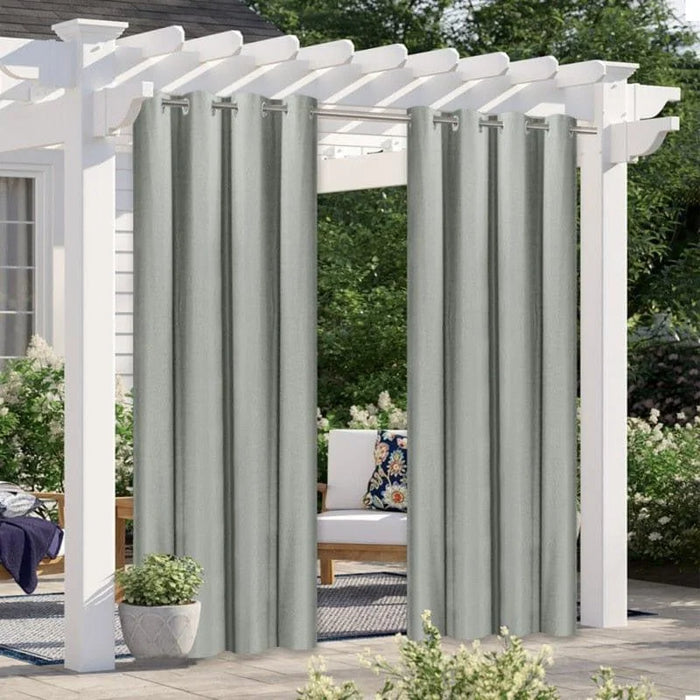 Rideaux d'extérieur gris élégants suspendus à une pergola blanche moderne, créant un espace ombragé confortable dans un jardin verdoyant. Idéal pour ajouter une touche esthétique à votre terrasse tout en préservant votre intimité. Ces rideaux apportent style et fonctionnalité, transformant votre espace extérieur en un havre de paix.