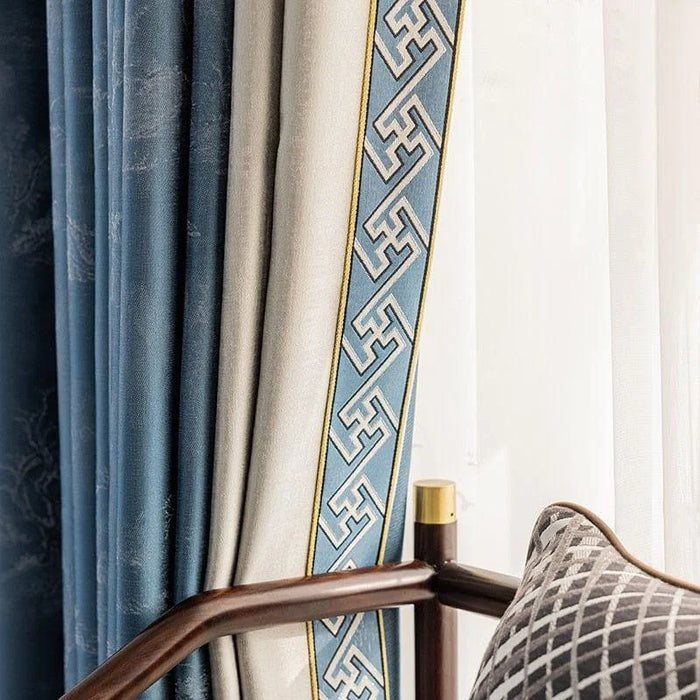 Rideaux élégants avec motifs géométriques, parfaits pour rehausser la décoration intérieure. Tonalités bleu et beige apportant une touche de sophistication à votre salon ou chambre. Accessoire idéal pour maximiser la luminosité naturelle tout en ajoutant une note contemporaine à votre espace de vie.