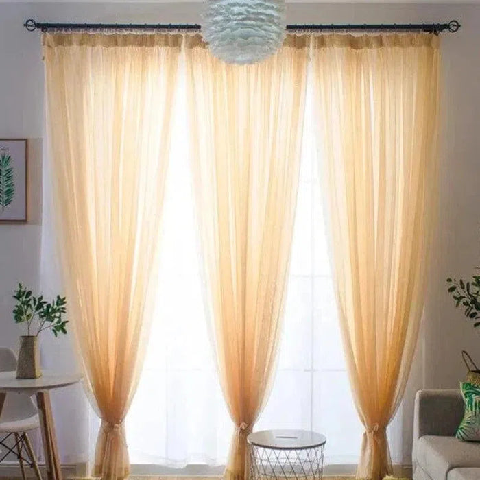Rideaux élégants de couleur beige pour salon moderne, mettant en valeur une lumière naturelle douce et créant une ambiance chaleureuse. Parfaits pour ajouter une touche de sophistication à votre décoration intérieure. Accessoires parfaits pour embellir les fenêtres et rafraîchir l'espace de vie. Faciles à assortir à tout type de mobilier grâce à leur teinte neutre.