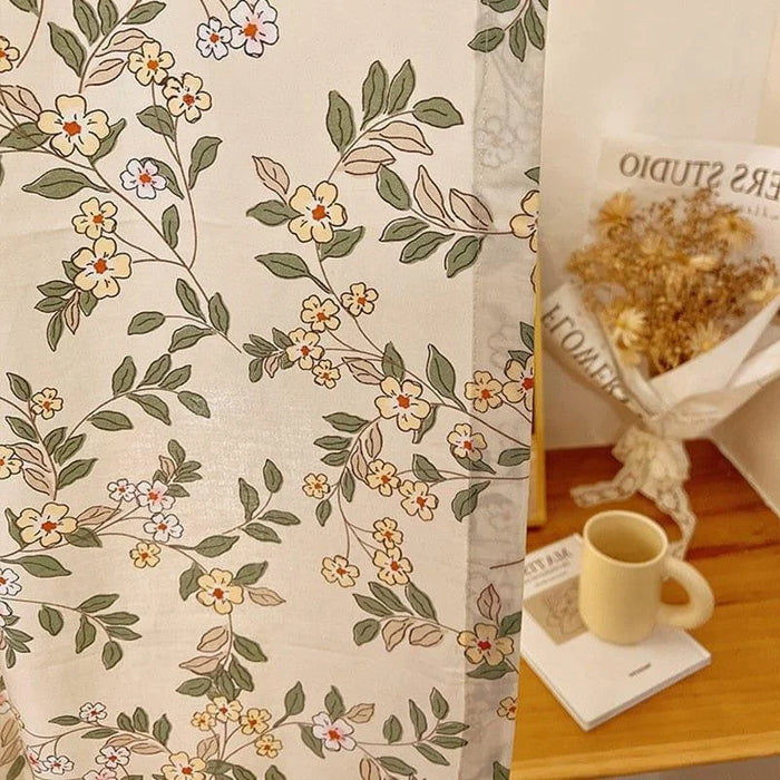 Rideau décoratif avec motif floral élégant pour une ambiance chaleureuse et naturelle. Ce rideau ajoute une touche de charme printanier à votre intérieur, idéal pour le salon ou la chambre. Parfait pour ceux qui apprécient une décoration douce et harmonieuse, créant une atmosphère apaisante tout en filtrant subtilement la lumière.