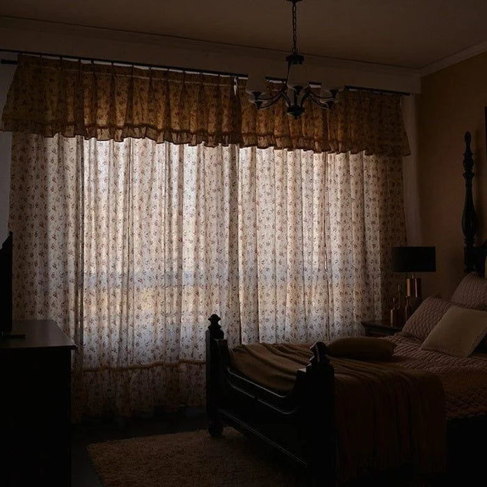 Rideaux fleuris pour chambre à coucher, apportant une ambiance chaleureuse et accueillante. Luminaires élégants et lit confortable dans un environnement raffiné. Décoration intérieure sophistiquée avec des motifs harmonieux, parfaits pour un style classique et apaisant.