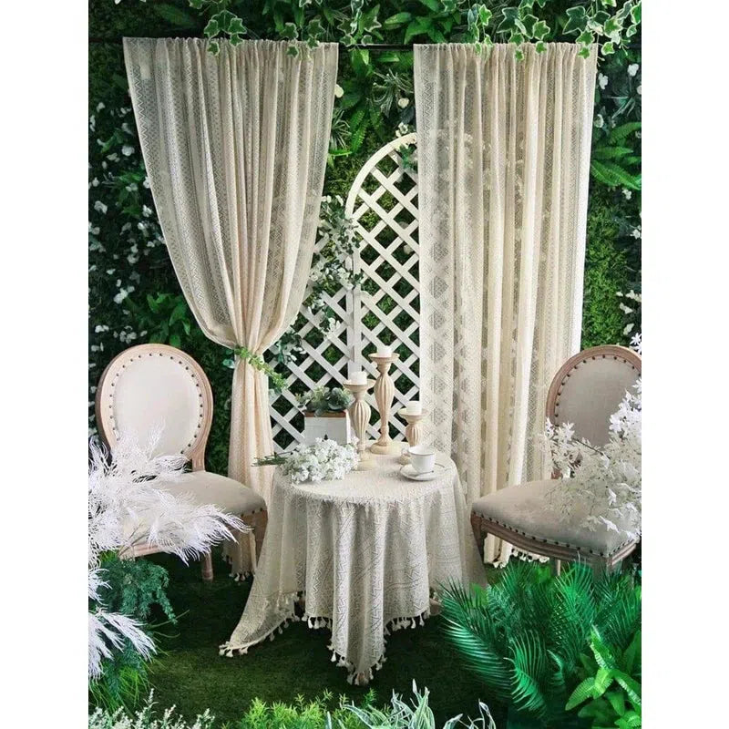 Rideaux élégants avec motif décoratif dans un cadre de jardin raffiné. Deux chaises classiques entourent une table recouverte d'une nappe assortie. Parfaite mise en scène pour un événement élégant ou un coin détente romantique. Végétation luxuriante et ambiance sereine pour une décoration originale et sophistiquée.