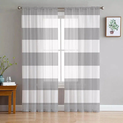 Voilage à rayures grises et blanches pour salon moderne, lumière naturelle, décoration intérieure élégante, ambiance lumineuse et aérée, habillage de fenêtre contemporain, style épuré et minimaliste.