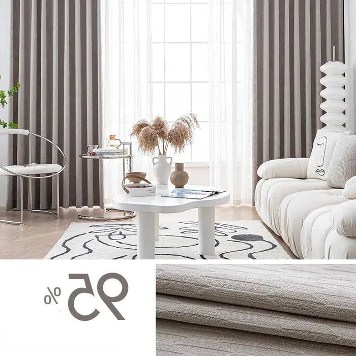 Salon moderne avec rideaux gris élégants, canapé confortable et table basse design. Ambiance lumineuse et épurée avec des éléments décoratifs contemporains, parfait pour un intérieur chaleureux et accueillant. Rabattement de 65% offert sur l'achat, idéal pour relooker votre espace de vie à moindre coût.