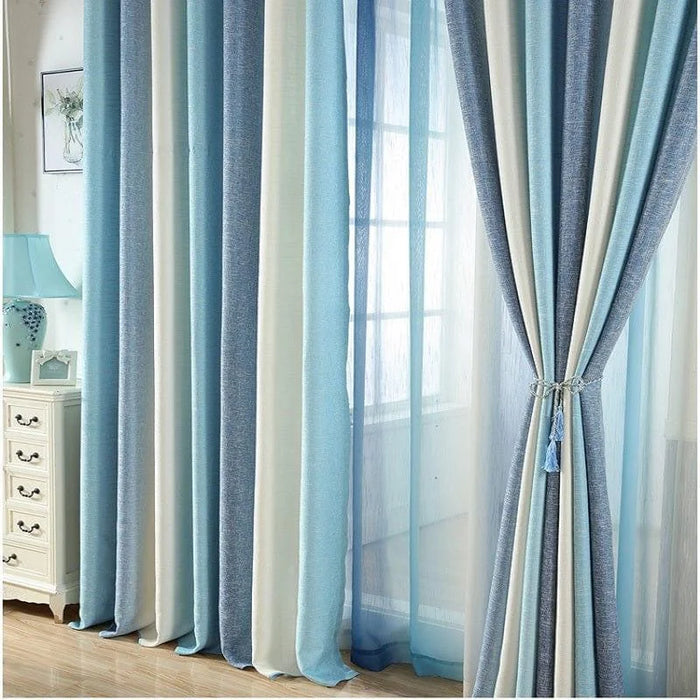 Rideau élégant à rayures bleues et blanches pour salon, avec doublure transparente, ajoutant une touche moderne et lumineuse à votre intérieur. Idéal pour filtrer la lumière tout en préservant l'intimité. Parfait pour une décoration contemporaine et apaisante.