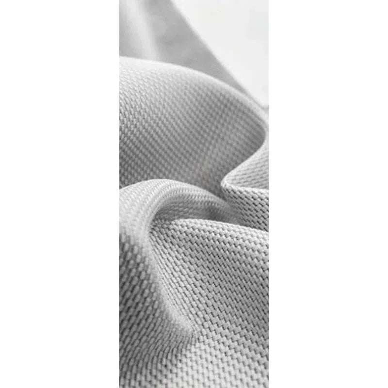 Texture en relief d'un tissu gris clair, idéale pour décoration intérieure moderne et élégante. Confort et style s'associent dans ce design raffiné, apportant une touche contemporaine et cosy à votre espace de vie.