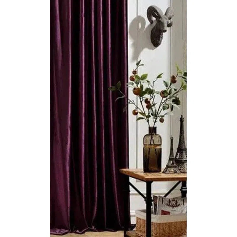 Rideau élégant pour salon en teinte bordeaux, ajoutant une touche sophistiquée à votre décoration intérieure. Parfait pour créer une ambiance chaleureuse et accueillante. Idéal pour salons, chambres ou espaces de détente.