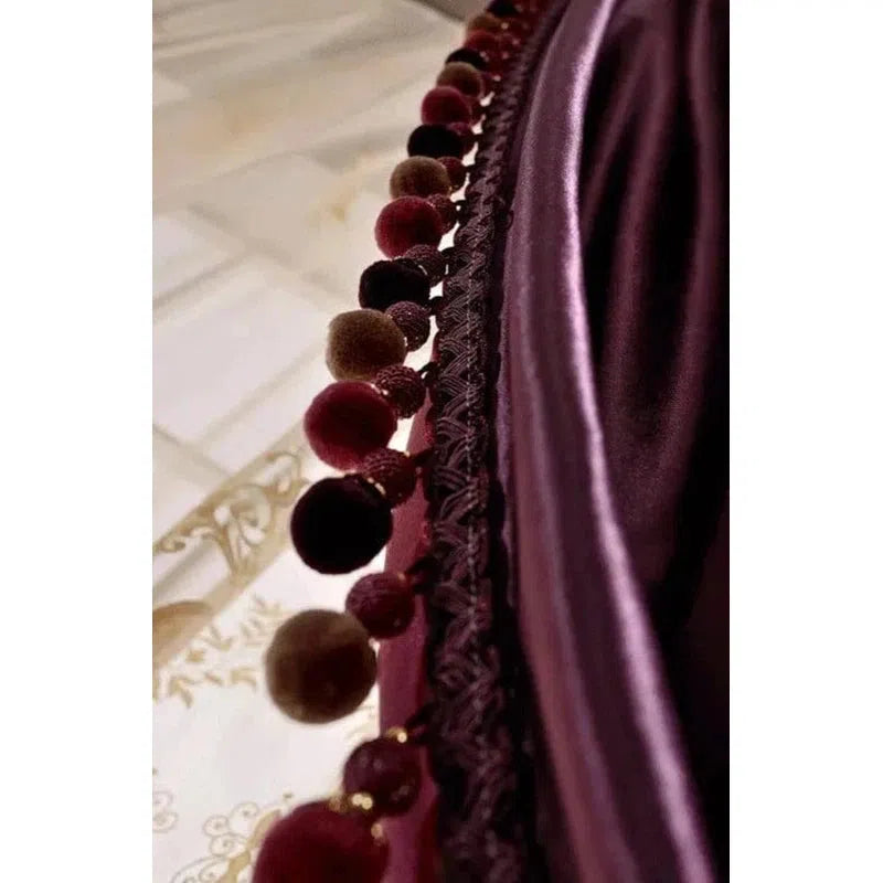 Rideaux élégants en velours prune avec pompons décoratifs, idéaux pour ajouter une touche de luxe à votre décoration intérieure. Parfaits pour les salons ou chambres, ces rideaux créent une ambiance chaleureuse et sophistiquée. Accessoire incontournable pour un intérieur raffiné et moderne.
