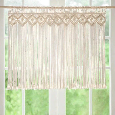 Suspension murale décorative avec motif en macramé, idéale pour décorer une fenêtre intérieure. Cette tenture élégante crée une ambiance bohème et ajoute une touche artistique à votre espace de vie. Parfaite pour les amateurs de design intérieur souhaitant personnaliser leur décoration avec un élément unique et raffiné.