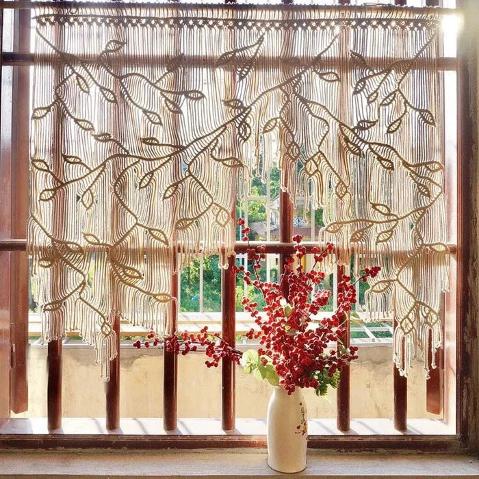 Décoration de fenêtre bohème avec rideau à motifs floraux, idéal pour créer une ambiance naturelle et accueillante. Vase avec fleurs rouges ajoutant une touche de couleur vive. Accessoire parfait pour embellir votre intérieur avec charme et élégance.