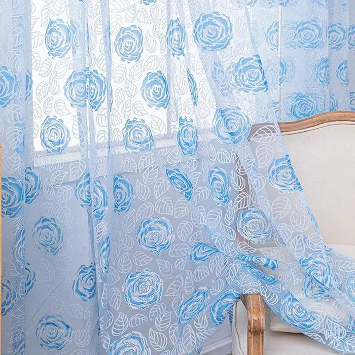 Voilage décoratif avec motif floral bleu, ambiance lumineuse et élégante pour le salon. Rideau translucide avec motif de roses, idéal pour ajouter une touche de fraîcheur et de style à votre intérieur. Parfait pour décorer les fenêtres tout en préservant la luminosité.
