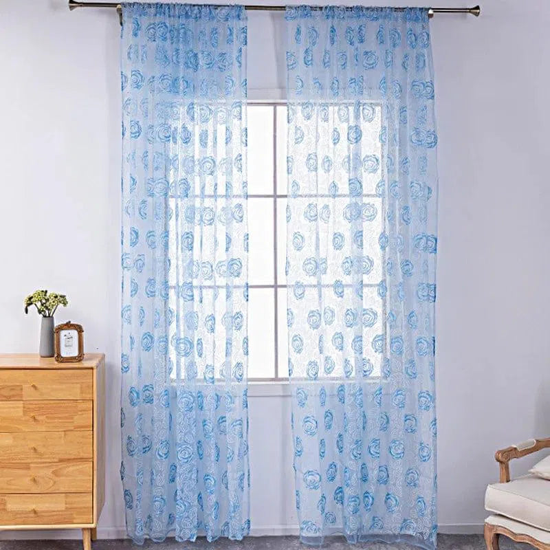 Rideaux légers et élégants à motifs bleus de fleurs, parfaits pour ajouter une touche décorative à votre salon ou chambre à coucher. Conception translucide pour laisser entrer la lumière naturelle tout en préservant votre intimité. Idéal pour un intérieur lumineux et accueillant.