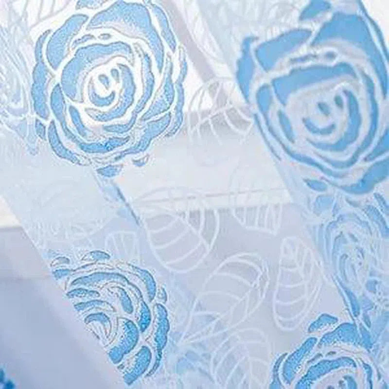 Voilage décoratif bleu avec motifs floraux, idéal pour ajouter une touche d'élégance et de fraîcheur à votre intérieur. Design raffiné et moderne rehaussant la luminosité de vos pièces. Parfait pour les salons et chambres.