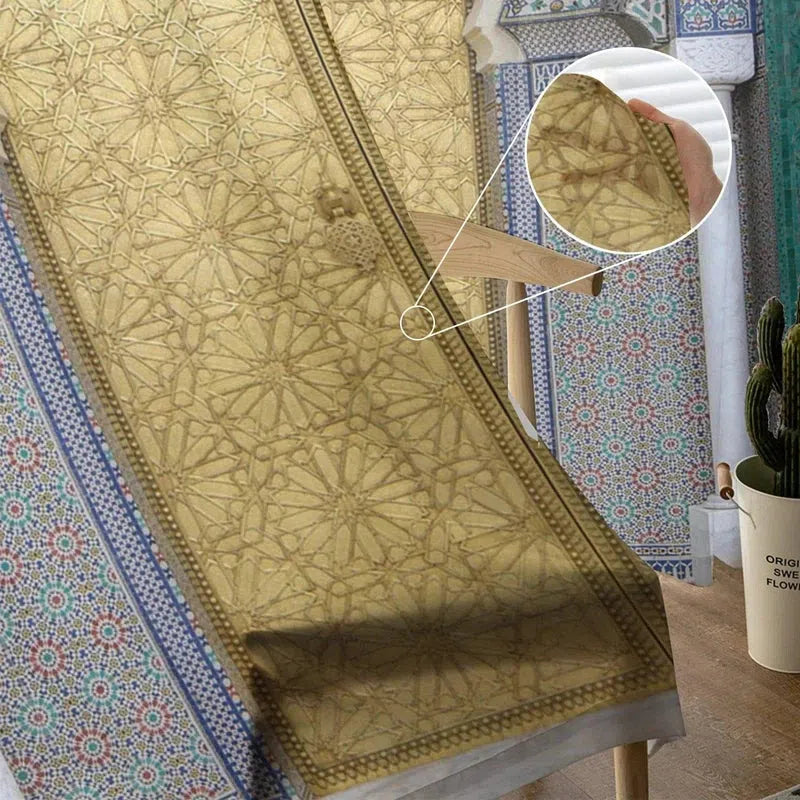 Tenture murale marocaine avec motifs géométriques, parfaite pour la décoration intérieure. Apportez une touche d'élégance et de sophistication à votre espace avec ce design inspiré de l'art islamique, idéal pour créer une ambiance chaleureuse et accueillante dans votre salon ou chambre à coucher.