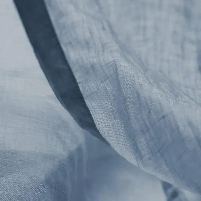 Voile de rideau bleu clair avec détails plissés, idéal pour ajouter une touche élégante et lumineuse à votre intérieur. Accessoire de décoration pour salon ou chambre à coucher, apportant douceur et style à votre espace.