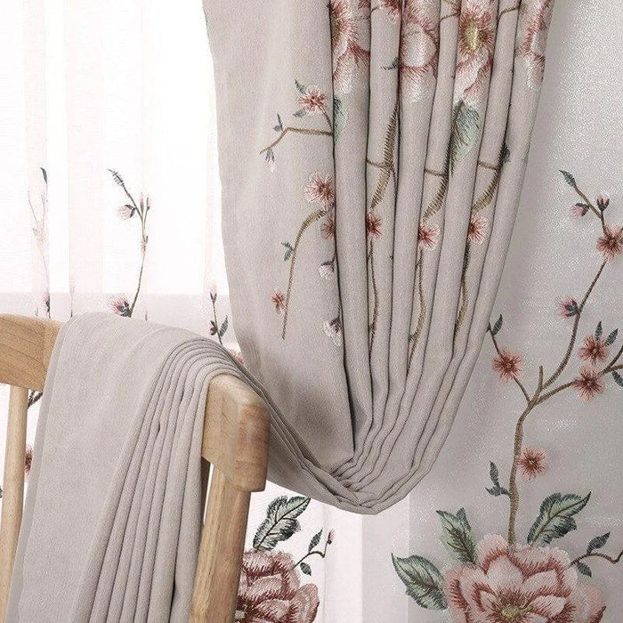 Image d'un élégant rideau beige avec motifs floraux brodés, idéal pour ajouter une touche de sophistication et de charme à votre intérieur. Ce rideau décoratif embellit n'importe quelle pièce tout en offrant une protection contre la lumière. Parfait pour un salon ou une chambre à coucher, il apporte une ambiance chaleureuse et accueillante.