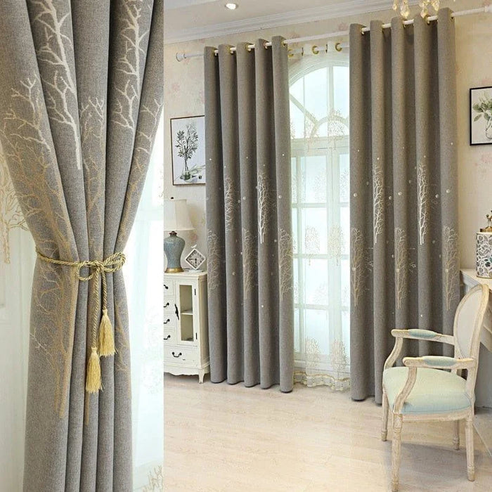 Rideau élégant pour salon avec motif d'arbres subtils, idéal pour une décoration intérieure moderne et apaisante. Parfait pour réguler la luminosité tout en ajoutant une touche de sophistication à votre espace de vie. Conçu avec une tringle à œillets pour une installation facile.