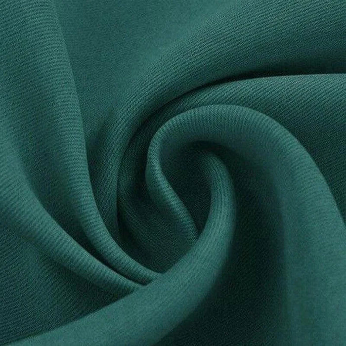 Image d'un tissu vert enroulé, mettant en valeur sa texture et sa couleur élégante, idéal pour la mode et la décoration intérieure.