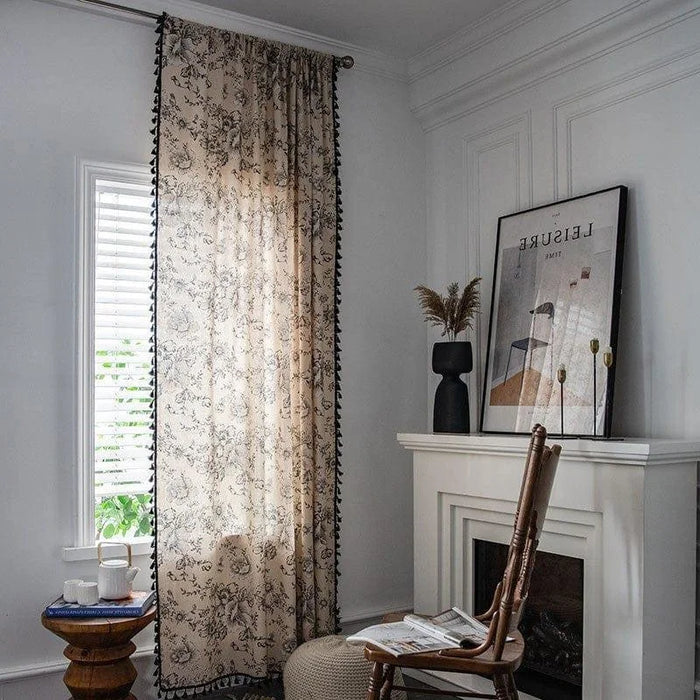 Rideau à motifs floraux ajoutant une touche d'élégance à un salon moderne avec cheminée. Décoration intérieure chic avec un mélange de textures et de couleurs neutres, idéal pour créer une ambiance chaleureuse et accueillante.