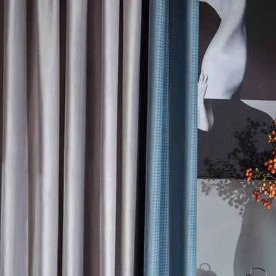 Rideaux élégants en gris et bleu, parfaits pour une décoration intérieure moderne. Accessoire idéal pour ajouter une touche contemporaine et sophistiquée à votre salon ou chambre. Adaptés à tous les styles de décoration, ces rideaux apportent une ambiance chaleureuse et accueillante.