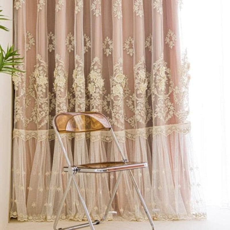 Rideaux élégants brodés avec motifs floraux, ajoutant une touche de sophistication à votre intérieur. Idéal pour un salon raffiné ou une chambre chic. Le design raffiné et les détails délicats créent une ambiance chaleureuse et accueillante, parfaits pour transformer votre espace de vie.