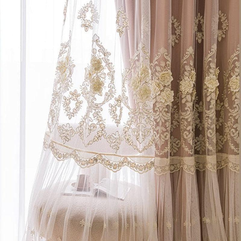 Rideau élégant avec broderies florales délicates en relief, parfait pour ajouter une touche sophistiquée à votre salon ou chambre. Son design raffiné et ses motifs détaillés apportent une ambiance chaleureuse et accueillante à tout intérieur. Idéal pour sublimer la décoration de votre maison.