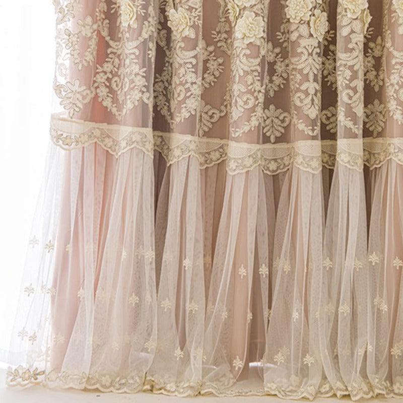 Rideau décoratif élégant avec broderie florale, idéal pour ajouter une touche raffinée à votre intérieur. Ce voilage subtil et orné de motifs délicats est parfait pour créer une ambiance chaleureuse et accueillante dans votre salon ou chambre. Style classique et romantique qui s'accorde avec divers types de décoration.
