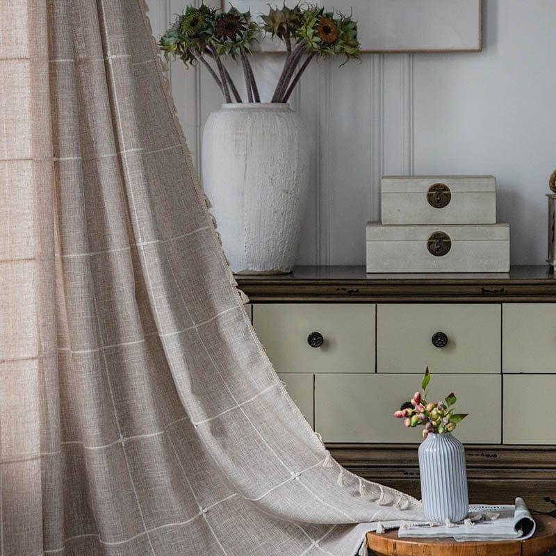 Rideau décoratif élégant dans un intérieur moderne, avec une commode classique et accessoires raffinés comme un vase avec fleurs séchées et boîtes de rangement esthétiques. Parfait pour embellir le salon ou la chambre avec une touche de sophistication intemporelle.